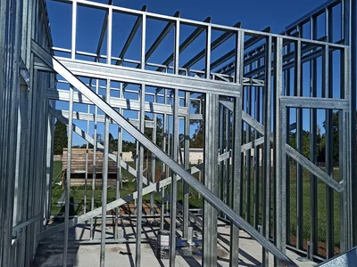 Instalaciones sobre estructura Steel Frame durante la obra